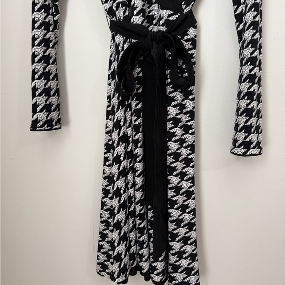 NEW White House Black Market Reversible A-Line Wrap Dress Size 8 Black White - Picture 3 of 14
